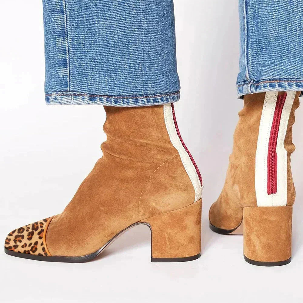 Alma– Zamszowe botki na słupku