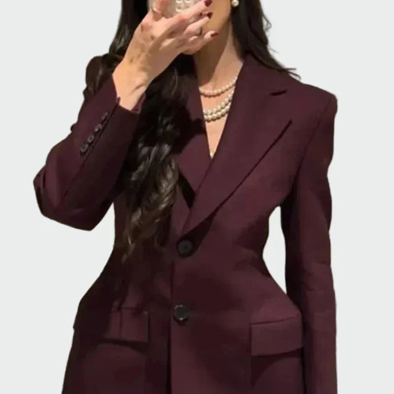 Nikol - Marynarka o Imponującym Kroju i Guzikach